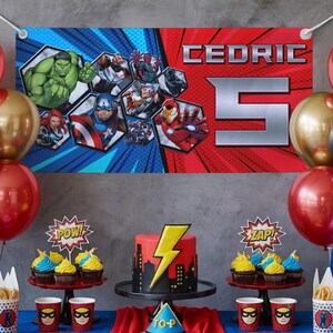 K&ouml;nnte beinhalten: Eine wei&szlig;e Keramiktasse mit schwarzem Henkel und dem Text "But First, Coffee" in handschriftlichem Stil. Die Tasse steht auf einer wei&szlig;en Oberfl&auml;che. Die Tasse ist 10 cm hoch.