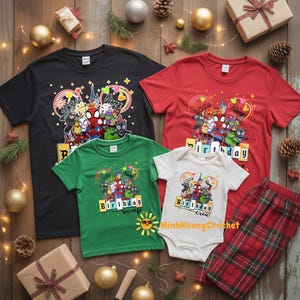 Puede incluir: Un conjunto de camisetas de cumplea&ntilde;os y un body para beb&eacute; con un gr&aacute;fico de superh&eacute;roes y el texto "2024 Cumplea&ntilde;os". Las camisetas son negras, rojas y verdes, con un body blanco y un pantal&oacute;n de pijama a cuadros rojos.