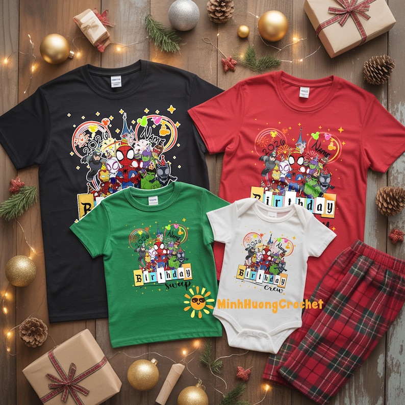 Puede incluir: Un conjunto de camisetas de cumplea&ntilde;os y un body para beb&eacute; con un gr&aacute;fico de superh&eacute;roes y el texto "2024 Cumplea&ntilde;os". Las camisetas son negras, rojas y verdes, con un body blanco y un pantal&oacute;n de pijama a cuadros rojos.