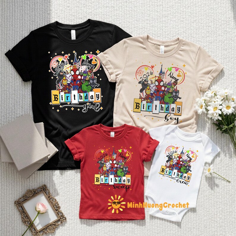 Puede incluir: Cuatro camisetas y un body con un dise&ntilde;o de cumplea&ntilde;os con tem&aacute;tica de superh&eacute;roes. Las camisetas son negras, beige y rojas, y el body es blanco. Cada art&iacute;culo tiene el texto "Birthday" y una frase diferente, como "girl", "boy", "swap" y "crew".