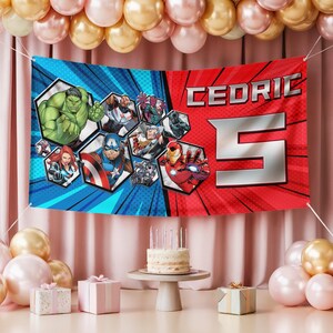 K&ouml;nnte beinhalten: Eine wei&szlig;e Keramik-Tasse mit schwarzem Henkel und dem Text "But First, Coffee" in handschriftlichem Stil. Die Tasse steht auf einer wei&szlig;en Oberfl&auml;che. Die Tasse ist etwa 10 cm hoch.