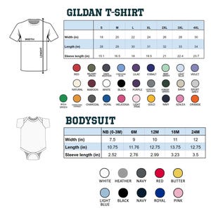 Puede incluir: Un diagrama que muestra las medidas de las camisetas y bodies Gildan. Las tallas de camisetas van de la S a la 4XL, con medidas en pulgadas para el ancho, el largo y el largo de la manga. Las tallas de body son NB (0-3M) a 24M.