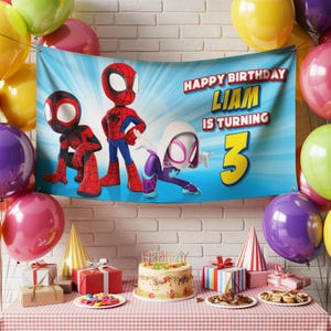 Op de afbeelding: Een verjaardagsfeestje met een banner met Spider-Man-personages. De banner luidt "Happy Birthday Liam is turning 3." Kleurrijke ballonnen, cadeaus, een taart en feesthoeden versieren de tafel. Het thema is een kinder verjaardagsviering.