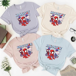 Puede incluir: Cuatro camisetas de manga corta en colores pastel: lavanda, crema, rosa y azul claro. Cada camiseta presenta un gr&aacute;fico de Spider-Man con un nombre personalizado. Las camisetas est&aacute;n anudadas a la cintura.