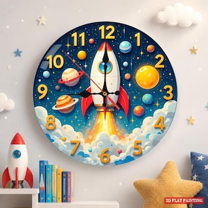 Op de afbeelding: Een ronde wandklok met een ruimtethema. De wijzerplaat toont een witte raket met rode vinnen, omringd door planeten, sterren en wolken. De cijfers zijn goudkleurig en de wijzers van de klok zijn zwart en rood. De klok heeft een diameter van ongeveer 30 cm.
