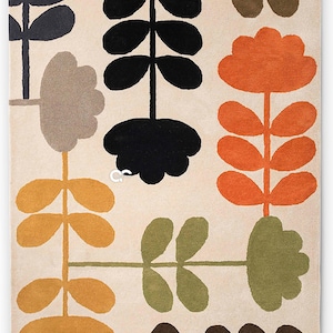 Könnte beinhalten: Ein rechteckiger Teppich mit cremefarbenem Hintergrund und einem sich wiederholenden Muster aus stilisierten Blumen- und Blattformen in Schwarz, Orange, Braun, Grün und Gold. Das Design erinnert an moderne Kunst aus der Mitte des Jahrhunderts.