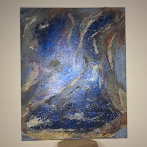 Può includere: Dipinto astratto con una tavolozza di colori prevalentemente blu, con pennellate bianche, grigie e rosse. L'opera d'arte include un testo scritto a mano che recita "Ideas of something growing in". Il dipinto è montato su un blocco di legno.
