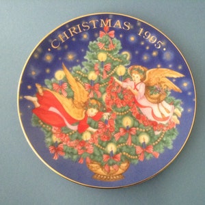 AVON, Trimming the Tree, Christmas Plate, 1995