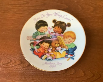 AVON Mother's Day Plate, 1992, Collectible Plate, How Fo You Wrap Love!