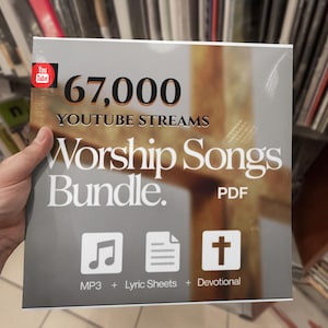 Könnte beinhalten: Ein graues quadratisches Paket mit dem Text "67.000 YOUTUBE STREAMS Worship Songs Bundle. PDF" wird in einer Hand gehalten. Das Paket enthält Symbole für MP3, Songtexte und ein Andachtsbuch.