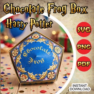 以下が含まれることがあります： 前面にChocolate Frogの文字が印刷された五角形の青と金の箱。画像の上部にはChocolate Frog Box Harry Potterの文字があり、右側にはSVG、PNG、PDFの文字が入った赤い円があります。