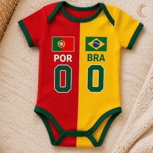 Pode incluir: Um body de bebé vermelho e amarelo com acabamentos verdes. O body é dividido verticalmente, com o lado esquerdo vermelho e o lado direito amarelo. Apresenta as bandeiras de Portugal e do Brasil, com os textos "POR" e "BRA" e o número "00".