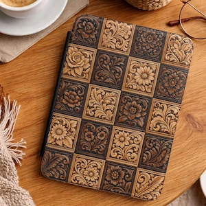 Könnte beinhalten: Eine braune und schwarze Tablet-Hülle mit floralem Muster. Die Hülle hat ein Raster aus Quadraten, die jeweils ein anderes geschnitztes Blumendesign enthalten. Die Blumen und Blätter sind in Braun- und Beigetönen gehalten und erzeugen ein strukturiertes Aussehen.