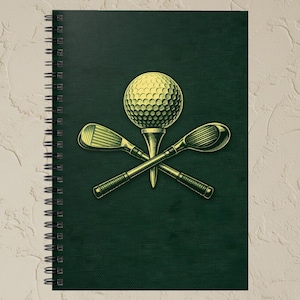 Może przedstawiać: Spiralny notatnik z ciemnozieloną okładką przedstawiającą piłeczkę golfową na tee i skrzyżowane kije golfowe w stylu vintage. Piłka golfowa jest żółta, a kije w jaśniejszym odcieniu żółtego. Strony notatnika są białe.