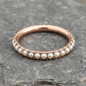 Anel Eternity com Pérolas Naturais de Água Doce \ Anel com Gema \ Anel com Cravação em Canal \ Anéis Femininos \ Anel de Pérolas \ Anel Empilhável \ Presente para Ela