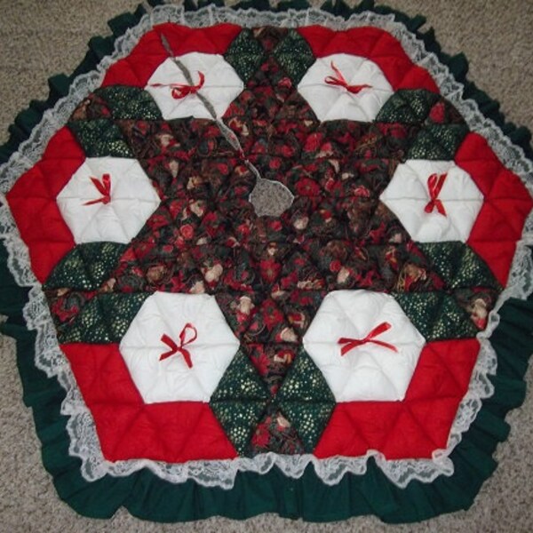 Christmas Tree Skirt - Biscuit Quilted - Old world Santa