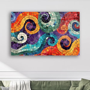 Könnte beinhalten: Ein farbenfrohes Mosaikkunstwerk mit wirbelnden Mustern in Orange, Gelb, Blau, Lila und Grün. Das rechteckige Kunstwerk hängt an einer weißen Wand über einem grünen Sofa.