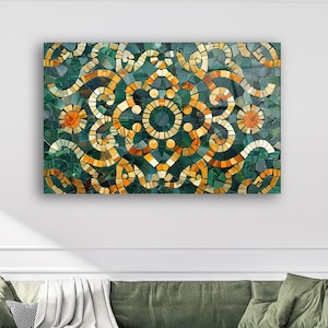 Könnte beinhalten: Abstrakte Mosaikkunst mit einem sich wiederholenden Muster aus wirbelnden Formen in Grün-, Gold- und Orangetönen. Das Kunstwerk hängt über einem grünen Ecksofa mit weißen und goldenen Beistelltischen.