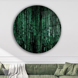 Może przedstawiać: Okrągła grafika ścienna z cyfrowym deszczem w odcieniach zieleni i czerni. Wisi na białej ścianie nad zieloną sofą. Pokój ma nowoczesny design z dwoma małymi stolikami i lampami wiszącymi.