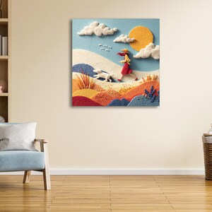 Pu&ograve; includere: Un'opera d'arte murale quadrata raffigura una scena di una giornata di sole. Una persona con un vestito e un cappello rossi cammina con un cane su una spiaggia, sotto un sole giallo e soffici nuvole bianche. L'opera utilizza materiali strutturati e colori vivaci.