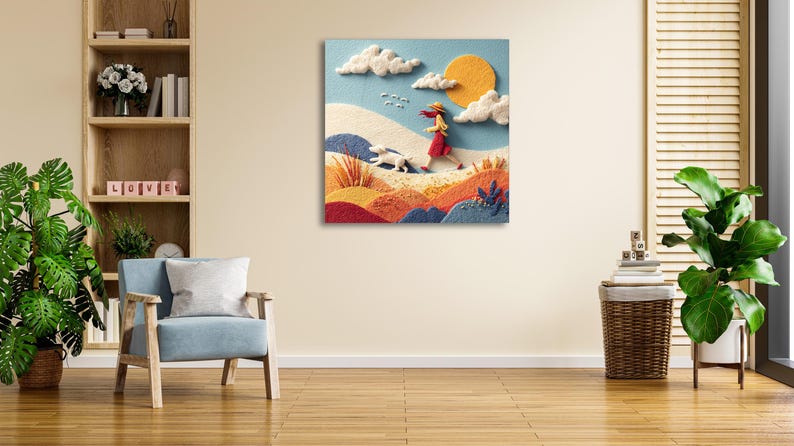 Pu&ograve; includere: Un'opera d'arte murale quadrata raffigura una scena di una giornata di sole. Una persona con un vestito e un cappello rossi cammina con un cane su una spiaggia, sotto un sole giallo e soffici nuvole bianche. L'opera utilizza materiali strutturati e colori vivaci.