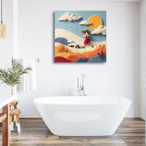 Pu&ograve; includere: Un'opera d'arte quadrata raffigurante una scena di spiaggia soleggiata. Una persona con un vestito e un cappello rossi corre con un cane bianco. L'opera presenta un sole giallo, cielo blu, nuvole bianche e dune di sabbia colorate.