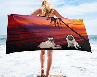 Toalla de playa con diseño de un carlino al atardecer