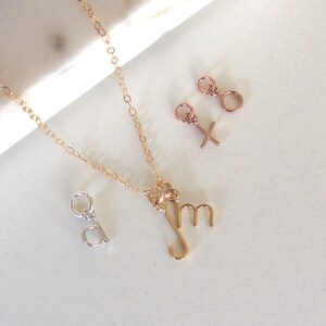 Collar de letra inicial diminuta, collar de nombre, collar de letras colgantes, collar para mamá hermana mejor amiga, delicado collar de letras de oro