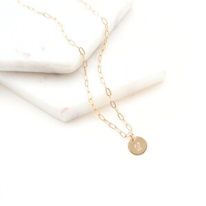 Collar con clip inicial, collar con moneda inicial de oro, joyería personalizada de oro, collar con barra, etiqueta con inicial, joyería para madres, regalo para esposa