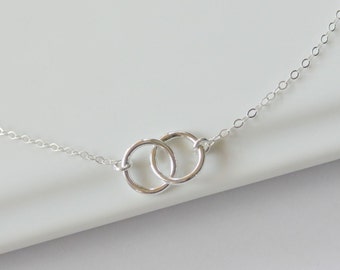 Collar de eslabones de plata diminutos - Dos pequeños anillos circulares de plata esterlina entrelazados - Collar infinito - Collar circular Plata esterlina maciza