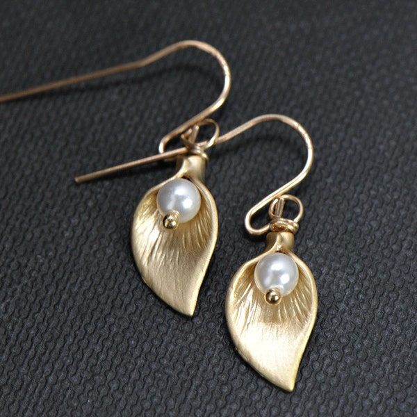 Gold Pearl Earrings 14k Gold Filled,  Calla Lily Earrings, Bridesmaid Gift Idea, Wedding Jewelry, Bridal Earrings