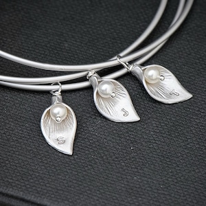 Custom Calla Lily Silver Bangle Set of 3, Personalized Jewelry, Calla Lily Charm, Initial Bracelet, Bridesmaid Jewelry, Family Bracelet