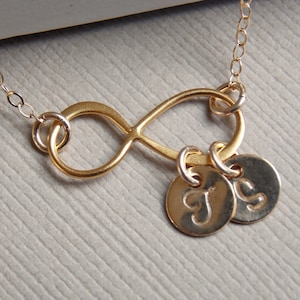Colar infinito personalizado, colar infinito com preenchimento de ouro 14k, colar com duas iniciais, colar de mãe, joias de dama de honra