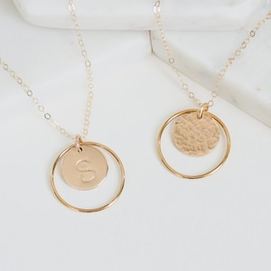 Collar de disco inicial grande, collar de disco martillado personalizado, collar de anillo de halo de oro, joyería minimalista, collar de cartas, regalo de esposa