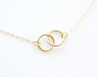 Collar de círculo de oro, collar de círculo conectado, collar de anillos entrelazados rellenos de oro de 14k, idea de regalo de collar de dama de honor, círculo infinito