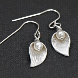 Calla Lily Earrings Pearl Earrings in SILVER - Bridesmaid Gift Idea, Wedding Jewelry, Mothers Gift, Gifts for Her, Flower Earrings