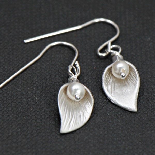 Silver Calla Lily Earrings, Lily Jewelry, Gifts for Her, Flower Earrings, Mothers Jewelry, Gifts for Mom, Graduation Gift, Birthday Idea