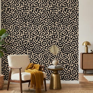 Könnte beinhalten: Tapete mit einem sich wiederholenden schwarzen Labyrinth-Muster auf beigem Hintergrund. Das Design besteht aus miteinander verbundenen Linien und geometrischen Wirbeln, die ein dichtes, durchgehendes grafisches Motiv bilden.