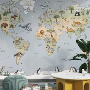 以下が含まれることがあります： イラスト入りの動物と大陸が描かれた、水色の世界地図の壁画。北米、南米、ヨーロッパ、アフリカ、アジア、南極大陸が描かれています。パンダ、トラ、キリンなどが描かれています。