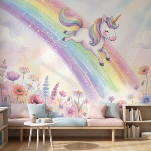 Könnte beinhalten: Ein skurriles Wandbild mit einem Einhorn, das eine Regenbogenrutsche hinunterrutscht. Das Einhorn hat einen weißen Körper, ein goldenes Horn und eine bunte Mähne und einen bunten Schweif. Der Regenbogen spannt sich über einen pastellfarbenen Himmel, mit Blumen und Wolken im Vordergrund. Der Raum hat einen Holzboden, ein Bücherregal und einen kleinen Tisch.