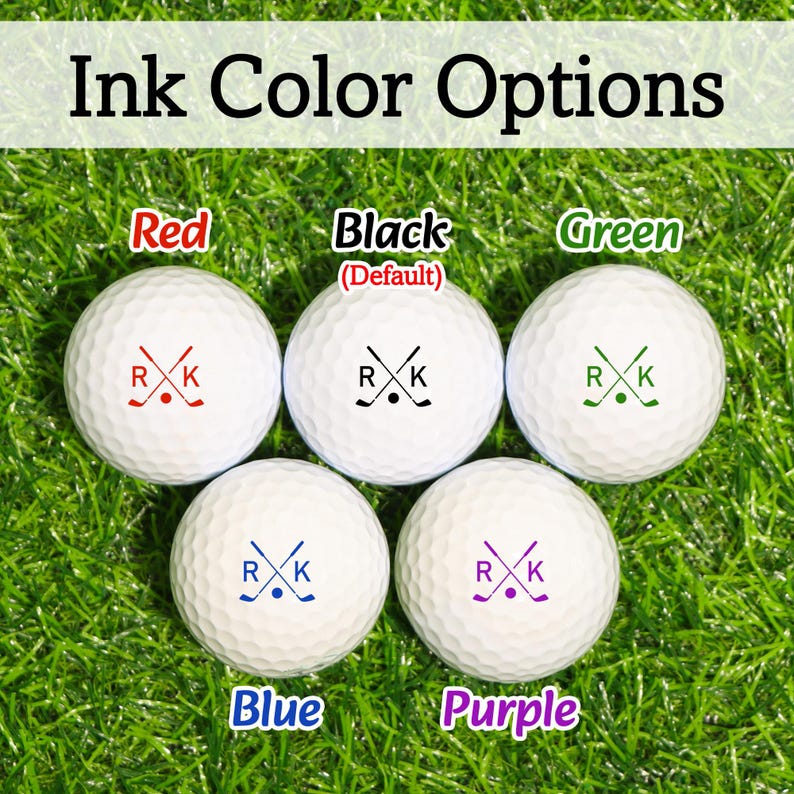 K&ouml;nnte beinhalten: Wei&szlig;e Golfb&auml;lle mit individuellen Tintenfarboptionen: Rot, Schwarz (Standard), Gr&uuml;n, Blau und Lila. Jeder Ball zeigt die Initialen "R" und "K" mit einem Golfschl&auml;ger- und Ball-Design. Der Text "Tintenfarboptionen" steht oben.