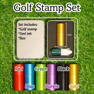 K&ouml;nnte beinhalten: Ein Golfstempel-Set mit einer silbernen Metallbox, einschlie&szlig;lich eines Golfstempels, 5 ml Tinte und einer Box. Das Set enth&auml;lt einen goldenen Tintenbeh&auml;lter und einen gr&uuml;nen Stempel. Zus&auml;tzliche Tintenbeh&auml;lter sind rot, blau, gr&uuml;n, lila, schwarz und gold.
