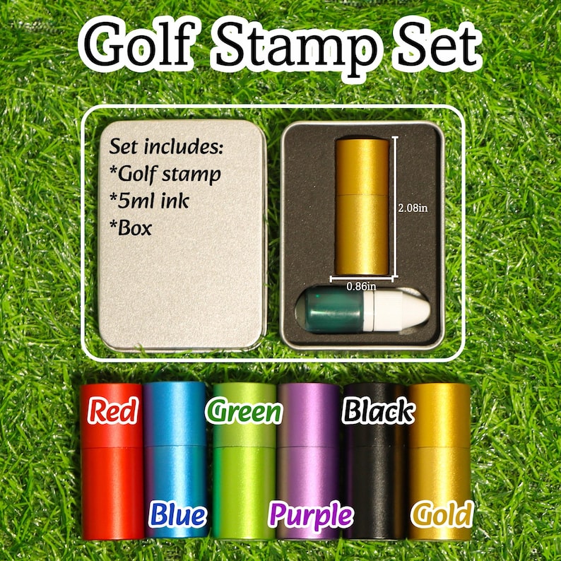 K&ouml;nnte beinhalten: Ein Golfstempel-Set mit einer silbernen Metallbox, einschlie&szlig;lich eines Golfstempels, 5 ml Tinte und einer Box. Das Set enth&auml;lt einen goldenen Tintenbeh&auml;lter und einen gr&uuml;nen Stempel. Zus&auml;tzliche Tintenbeh&auml;lter sind rot, blau, gr&uuml;n, lila, schwarz und gold.