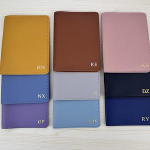 Funda de cuero vegana personalizada para pasaporte, con iniciales grabadas, estuche personalizado, billetera para pasaporte, regalo de viaje.