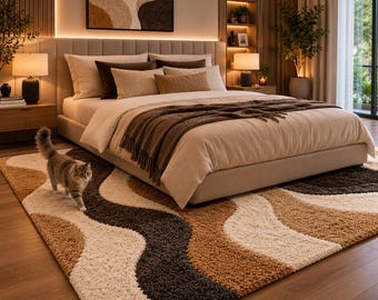 Alfombra de lana con ondas abstractas, tejida a mano, con diseño curvo orgánico moderno en tonos tierra neutros.