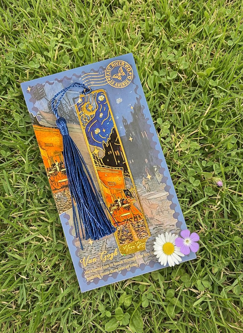 Marcapáginas de Monet y Van Gogh: Diseños elegantes en metal Cafe Terrace