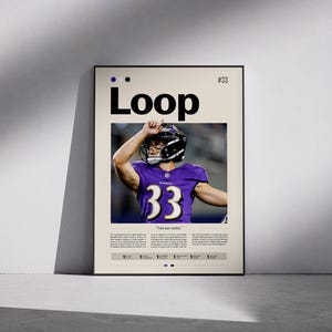 Może przedstawiać: Oprawiony plakat z zawodnikiem futbolu amerykańskiego w fioletowej koszulce, numer 33. Plakat przedstawia słowo "Loop" w kolorze czarnym, z frazą "Trust your routine" pod wizerunkiem zawodnika. Neutralne tło.
