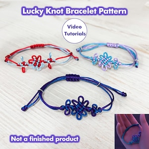 Peut inclure: Trois bracelets de nœuds porte-bonheur faits à la main en rouge, bleu et violet. Chaque bracelet présente un motif de nœud décoratif. L'image comprend le texte "Lucky Knot Bracelet Pattern", "Video Tutorials" et "Not a finished product".