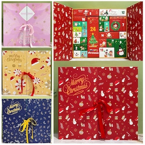 Op de afbeelding: Adventkalenders in roze, goud en blauw, elk met een striksluiting. De roze kalender heeft de tekst "Advent Calendar". De gouden en blauwe kalenders hebben de tekst "Merry Christmas". De rode kalender heeft 24 genummerde vakjes met kerstafbeeldingen.