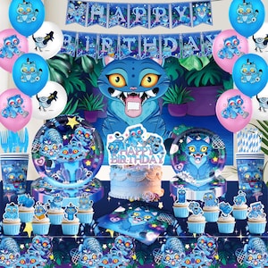 以下が含まれることがあります： 青とピンクの風船、お皿、カップ、カップケーキのある誕生日パーティーのシーン。テーマは、ケーキとバナーに「Happy Birthday」の文字が入った漫画の猫のデザインです。パーティー用品には、テーブルクロスと装飾が含まれています。